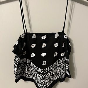 top de pañuelo con estampado paisley